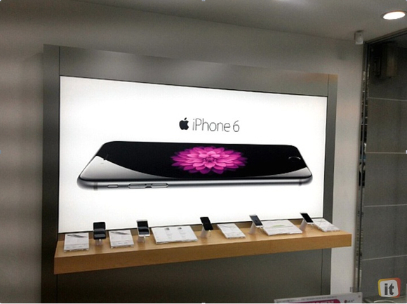 아이폰6 광고 화면과 함께 아이폰6 시리즈가 놓여 있다 