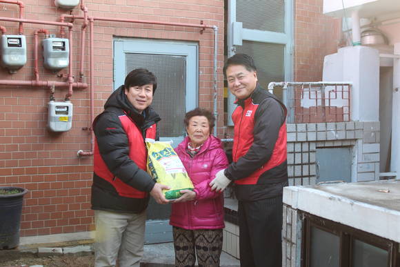 김진복 KTH 노조위원장(왼쪽)과 오세영 KTH 오세영 사장(오른쪽)이 동작구 내 이웃에게 쌀을 전달하고 기념사진을 촬영하고 있다 (사진=KTH) 