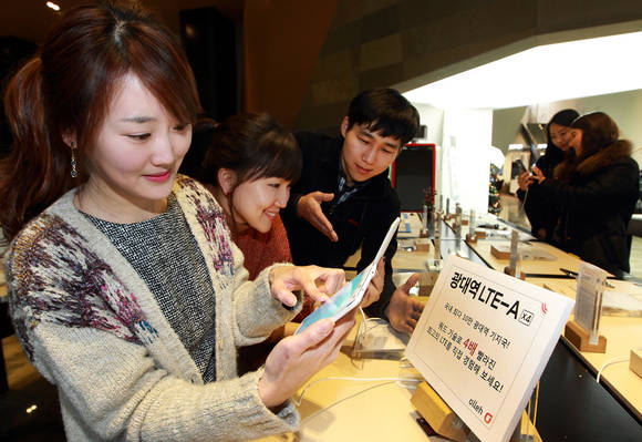 서울 광화문에 위치한 올레스퀘어에 방문한 고객이 ‘광대역 LTE-A X4’가 적용된 삼성 갤럭시 노트4 단말을 체험하고 있다. (사진=KT) 