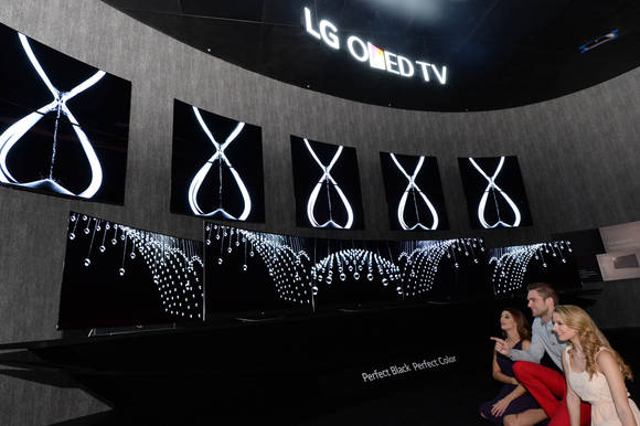 LG전자 모델이 LG 올레드TV 앞에서 포즈를 취하고 있는 모습 (사진=LG전자) 
