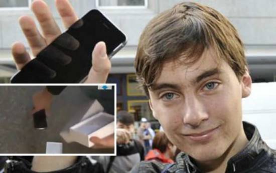아이폰6 세계 첫 구매자 잭 쿠시가 떨어뜨린 아이폰을 손에 쥐며 씁슬한 미소를 짓고 있는 모습 (사진=BGR) 