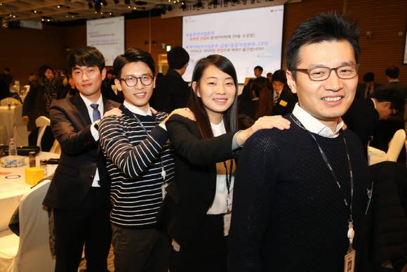 멘토링 프로그램에 참여한 LG CNS 선배 사원과 신입 사원이 미래를 견인하겠다는 의지를 ‘기차’ 퍼포먼스로 표현하고 있다. (사진=LG CNS) 