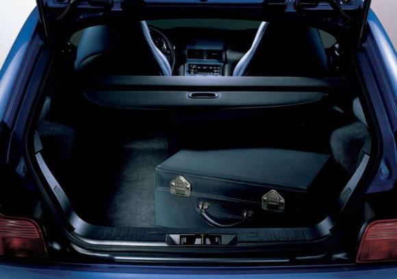 Z3 쿠페는 뒷좌석을 만들지 않고 넓은 적재공간을 갖춘 실용적인 스포츠카였다.(사진=BMW) 