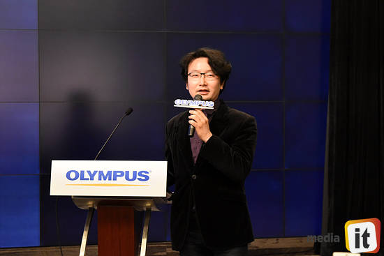 정윤철 영화감독이 올림푸스 OM-D E-M5 마크 II의 사용 소감을 밝히고 있다. 