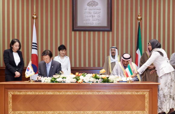 박근혜 대통령과 셰이크 알-아흐마드 알-자베르 알-사바 쿠웨이트 국왕이 2일 오후(현지시간) 쿠웨이트 바얀궁에서 열린 협정서명식에 참석하고 있다. (사진=청와대) 