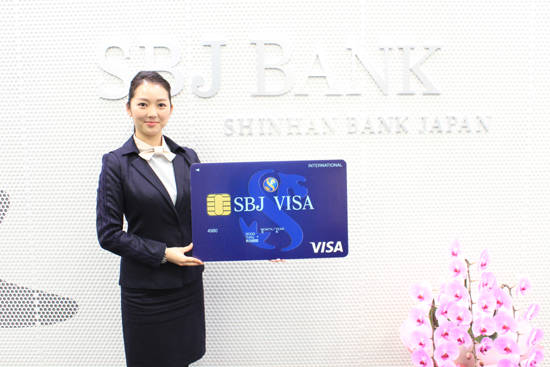 SBJ은행 홍보 모델이 SBJ VISA카드를 소개하고 있다. (사진=신한은행) 