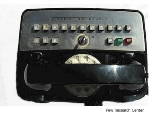1964년대 사용하던 휴대전화 (사진=퓨 리서치 센터) 