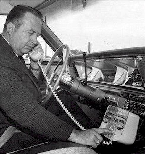 1960대 당시 휴대전화를 이용해 자동차 내부에서 전화를 걸고 있는 모습. (사진=쎄시버핑턴) 