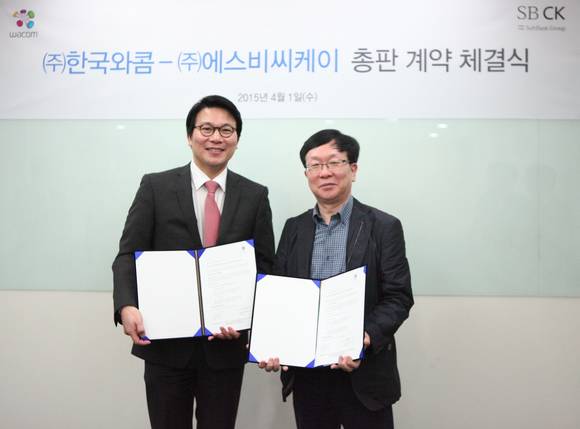 이승근 SBCK 대표(왼쪽)와 서석건 한국와콤 대표(오른쪽)가 총판계약 체결을 위한 조인서를 교환하고 있다.(사진=SBCK) 