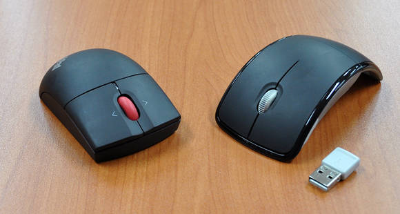 블루투스 마우스(왼쪽)와 일반 USB 무선 마우스(오른쪽). USB 무선 제품들이 더 싸고 종류도 많은데다, 연결도 간편하다. 