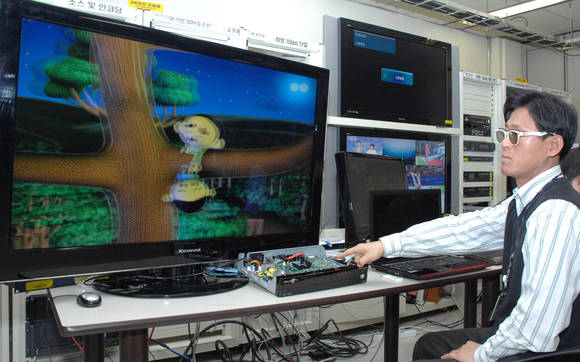 ETRI 연구진이 국제표준이 된 방송통신 융합형 3D방송기술을 시연해 보이고 있다. (사진=ETRI) 