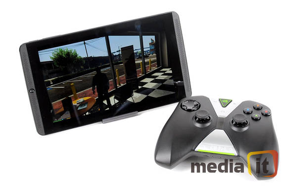 엔비디아의 '쉴드 태블릿'과 전용 컨트롤러. 지포스 900시리즈 그래픽카드와 '쉴드 태블릿'만 있다면 GTA 5를 태블릿에서도 플레이할 수 있다. 