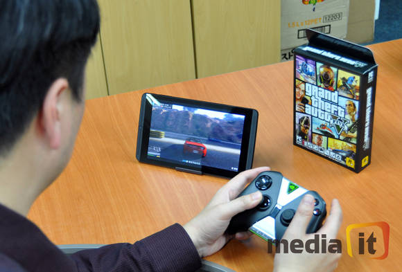 쉴드 태블릿으로 PC판 GTA 5를 플레이하는 모습. 와이파이(무선랜)로 연결된 곳이면 GTA 5를 PC판 그래픽 그대로 다른 곳에서 원격 플레이가 가능하다. 