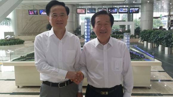김재홍 방통위 상임위원(오른쪽)과 왕통웬 저장TV 회장이 박수를 하고 있다. (사진=방통위) 