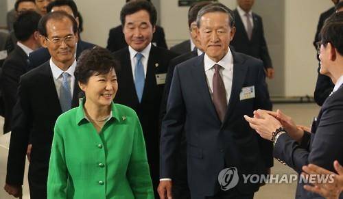 박근혜 대통령이 2일 열린 전남 창조경제혁신센터 개소식에 참석하기 위해 식장에 입장하고 있다. (사진=연합뉴스) 