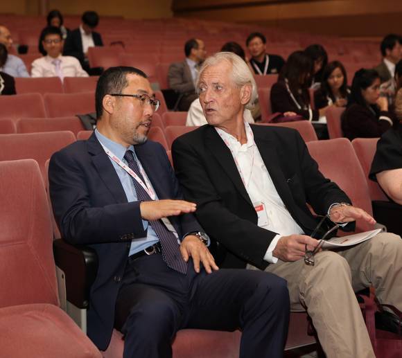 2014년 일본에서 열렸던 국제약침학술대회 'iSAMS2014'에서 대한약침학회 강대인 회장과 스웨덴 캐롤린스카 의대 신경학부 쉘 푹세 교수가 이야기를 나누고 있다. 