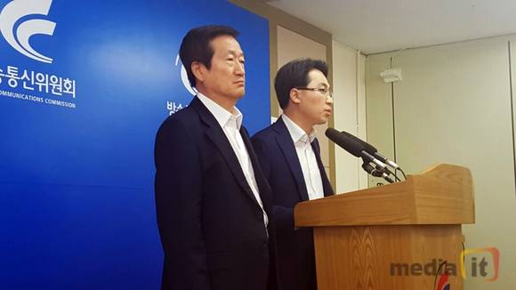 왼쪽부터 김재홍 상임위원과 고삼석 상임위원이 발언하고 있는 모습 