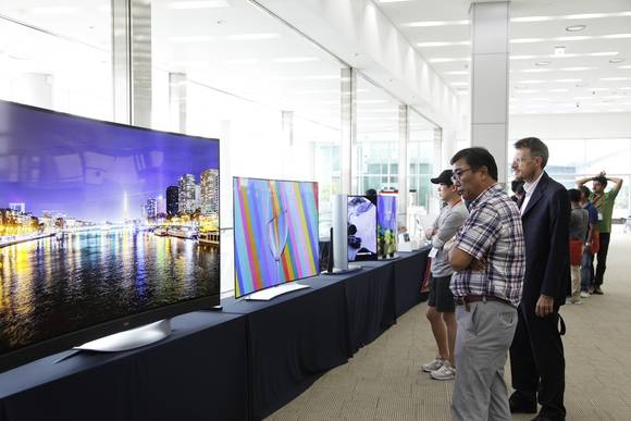 LG디스플레이가 대구 EXCO에서 개최된 'IMID 2015' 개막식에서 월페이퍼 TV 및 65, 77인치 UHD TV 등 OLED 제품을 전시했다.(사진=LG디스플레이) 