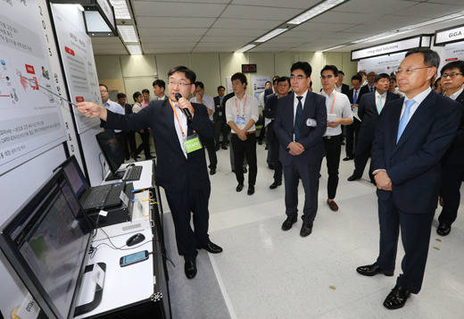 황창규 KT 회장이 지난 8월 7월 오픈한 'KT 5G R&D' 센터 개막식에 참석해 관계자의 설명을 듣고 있다. (사진=KT) 
