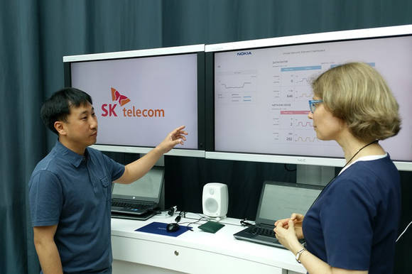 SK텔레콤이 지난 6월 오픈한 5G R&D 센터에서 직원들이 대화를 나누고 있다. SKT 연구센터는 노키아솔루션코리아 내에 위치하고 있다. (사진=SK텔레콤) 