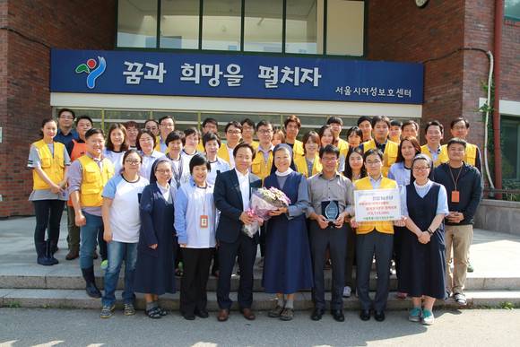 효성인포메이션시스템 임직원과 서울시 여성보호센터 직원들이 ‘사랑의 나눔 가든파티’ 진행에 앞서 단체 기념사진을 촬용하고 있다. (사진=효성인포메이션시스템) 