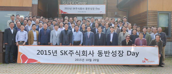 박정호(앞줄 왼쪽에서 여섯 번째) SK주식회사 C&C 사장과 54개 Biz. Partner사 대표 총 70여명이 ‘2015년 동반성장 Day’에 참석해 동반성장을 다짐하며 기념사진을 촬영하고 있다. (사진=SK주식회사 C&C) 