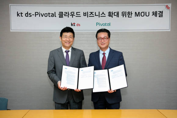 KT DS 김지윤 기술서비스본부장(왼쪽)과 피보탈 코리아 이영수 지사장이 MOU를 체결했다(사진=KT dS) 