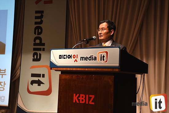 서석진 미래창조과학부 국장이 IT조선 주최 '클라우드&버추얼 네트워킹 컨퍼런스 2015'에서 축사를 하고 있다. 