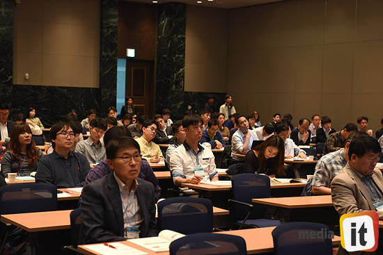 클라우드 컨퍼런스에 참석한 참관객들이 강연자의 발표를 경청하고 있다. 