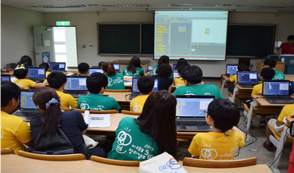 미래부의 'SW 기초 창의캠프'에서 학생들과 학부모들이 스크래치 활용수업을 듣고 있다.(사진=미래부) 