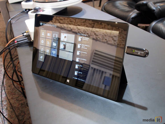 나노 메티스 와이어리스 구매 시 기본 제공되는 USB 동글을 윈도 태블릿에 연결해 무선 재생하는 모습 