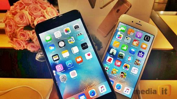아이폰6S플러스(왼쪽)와 아이폰6S 