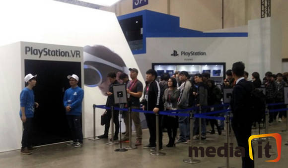 지스타 2015에서 ‘플레이스테이션 VR’을 체험해보기 위해 긴 행렬을 이룬 관람객들의 모습. 