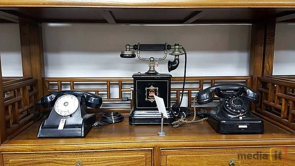 동묘앞 구제시장에 위치한 상점에서 만난 오래된 전화기들 