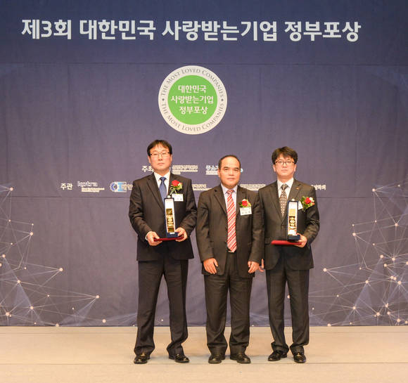 김병두 SK주식회사 C&C SKMS실장(오른쪽 첫 번째)과 유연백 한국표준협회 전무(가운데)가 한국표준협회 회장상 수상 이후 기념사진을 촬영하고 있다. (사진=SK주식회사 C&C) 