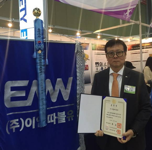 2015 안전기술 대상에서 국무총리 표창을 수상한 류병훈 EMW 대표(사진= EMW) 