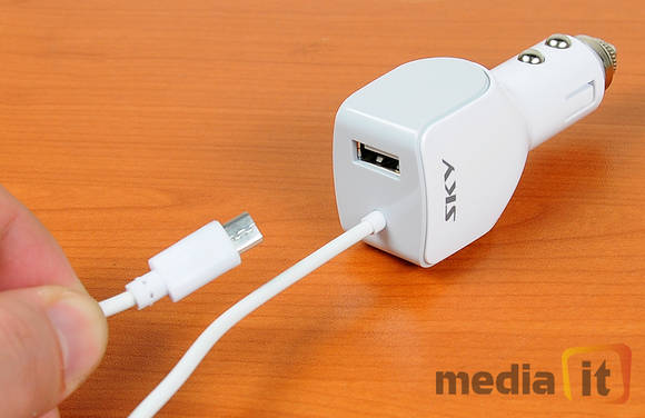 1개의 USB 포트와 1개의 마이크로5핀 케이블이 탑재된 SKY8K14 충전기 