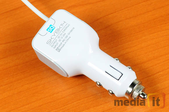 마이크로5핀 케이블과 USB 포트 각각 2.4A 12W 출력의 전원을 공급할 수 있다. 