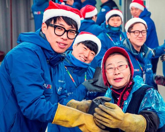 쿠팡의 배송직원인 쿠팡맨이 크리스마스를 맞아 지역봉사자와 함께 소외이웃들을 위한 연탄봉사활동을 진행했다. (사진=쿠팡) 