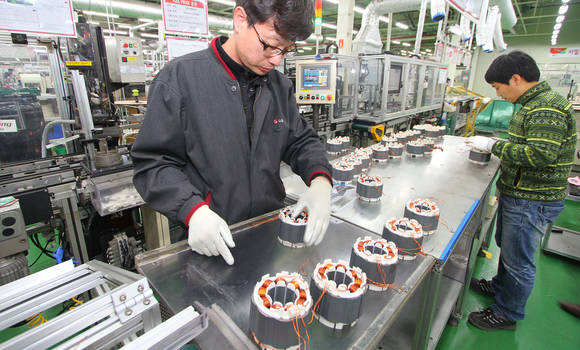 LG전자 직원이 경남 창원시 성산동 LG전자 C&M사업부 모터 공장에서 에어컨에 사용되는 컴프레서용 인버터 모터를 분주히 생산하고 있다 (사진=LG전자) 