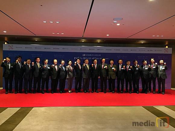 '방송통신인 신년인사회'에 참석한 주요 인사들이 기념 촬영을 하고 있는 모습 