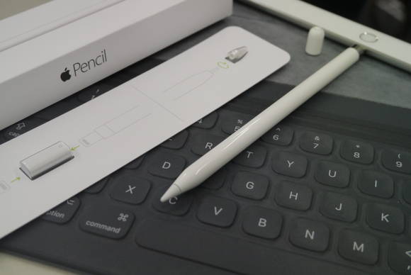 펜은 패드에 연결해서 충전이 가능하다.  