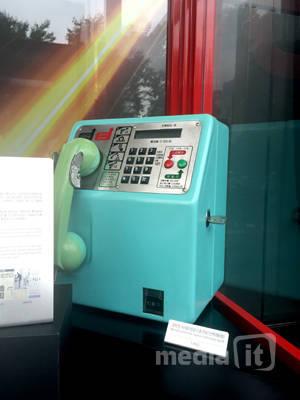 1992년 도입된 하늘색 버튼색 공중전화 