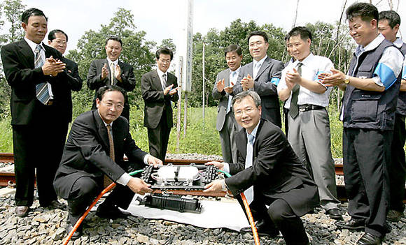 KT는 지난 2005년 7월 남북 간 광케이블을 구축, 개성공단 입주기업 790여곳에 전화·팩스 등 통신서비스를 제공하기 시작했다. 사진은 KT의 남·북 통신망 구축을 축하하며 촬영한 것. (사진=KT) 