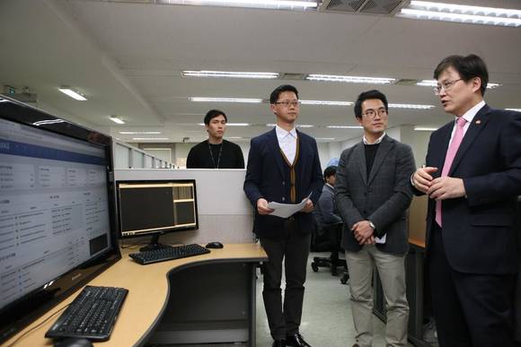 최양희 미래부 장관이 '이스트소프트'에 방문해 사이버 위기 대응태세를 점검했다.  