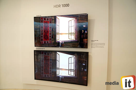 HDR1000이 적용된 2세대 퀀텀닷 SUHD TV(상)와 일반 TV(하) 
