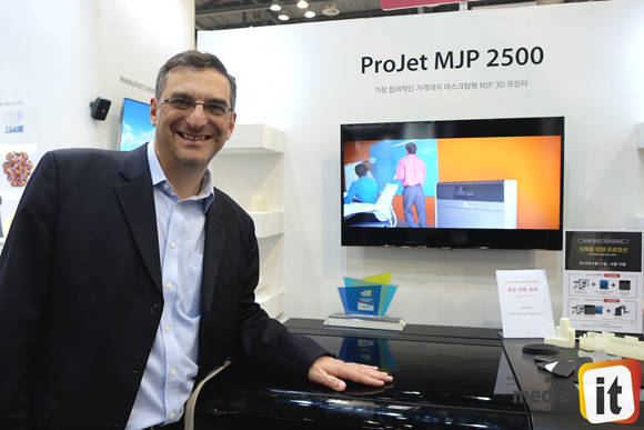3D 프린터 '프로젯 MJP 2500' 앞에 선 배리 에이더 3D시스템즈 마케팅 본부장 