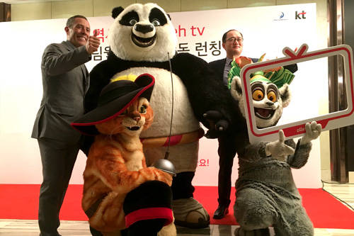 KT와 드림웍스가 20일 서울 중구 그랜드 앰배서더 호텔에서 기자간담회를 열고 드림웍스 전용채널 출시를 발표했다. 사진은 드림웍스 주요 캐릭터와 회사 관계자 모습. / 이진 기자 