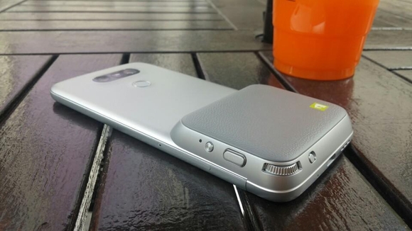 LG전자 G5에 G5 프렌즈인 캠 플러스를 장착한 모습 / 이윤정 기자