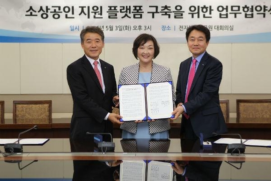왼쪽부터 윤웅원 KB국민카드 대표, 한선화 KISTI 원장, 박청원 KETI 원장이 소상공인 지원을 위한 업무협약을 3일 체결했다.